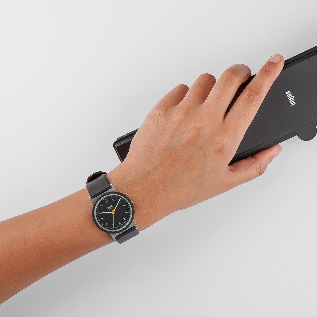 BRAUN AW10 腕時計 AW10 Braun classic watch - black dial and black leather strap – US
